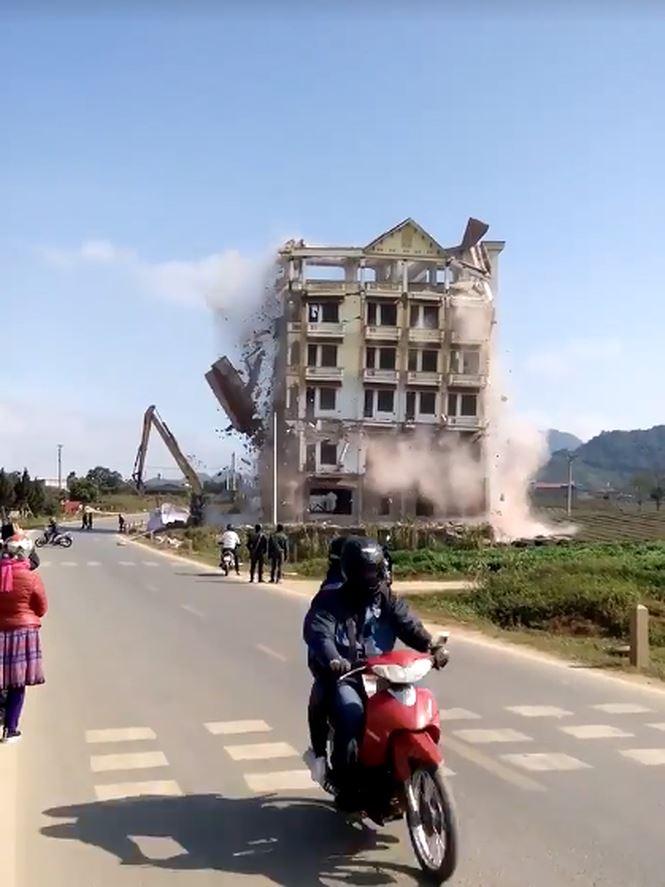 Mộc Châu đánh sập tòa nhà 7 tầng Tàng KeangNam Mộc Châu đánh sập tòa nhà 7 tầng Tàng KeangNam